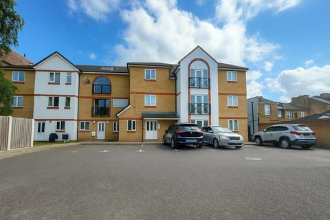 2 bed property, in Vine Place, £200,000