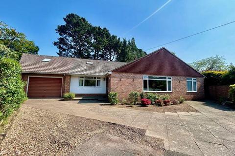 5 bed property, in Chiltern Close, £749,950