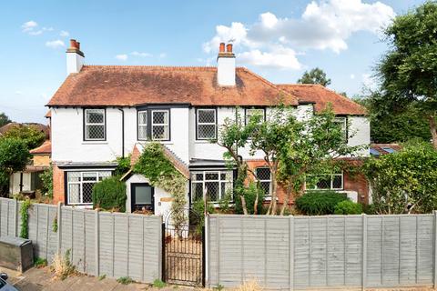 4 bed property, in Crescent Road, £850,000