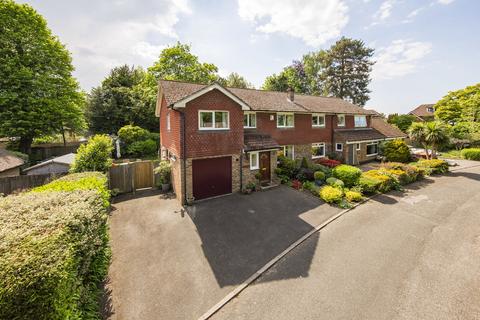 4 bed property, in Sandown Park, £725,000