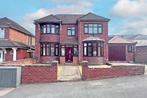 5 bed property, in Vicarage Road, £350,000