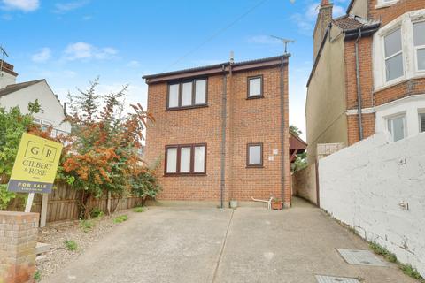 1 bed property, in Cromer Road, £170,000