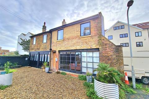 2 bed property, in Cliftonville Mews, £249,950