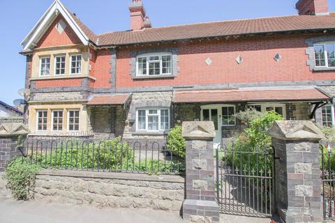 3 bed property, in Uphill Way, £350,000