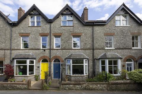 4 bed property, in 3 Ivy Mount, £325,000