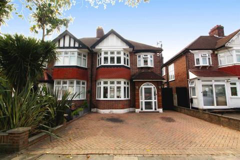 3 bed property, in Gloucester Gardens, £865,000