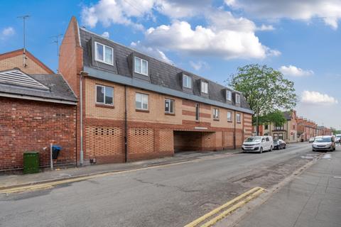 1 bed property, in Vicarage Court Cross Street, £80,000