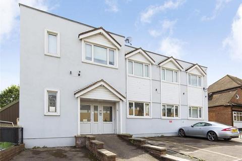 1 bed property, in Grenfell Avenue, £180,000