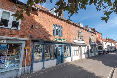 1 bed property, in Newgate Lane, £500,000