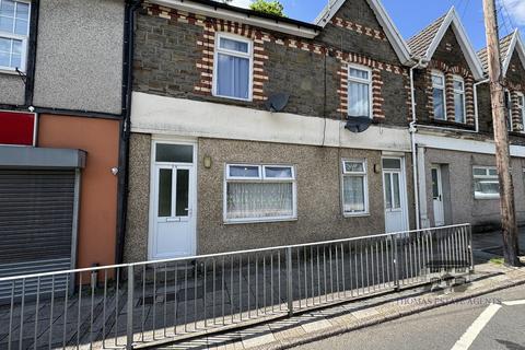 3 bed property, in East Road, £120,000