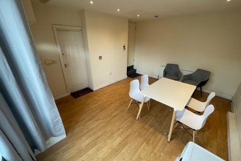 3 bed property, in Norman Mount, £215,000