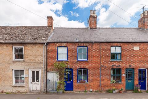 2 bed property, in Broad Street, £325,000