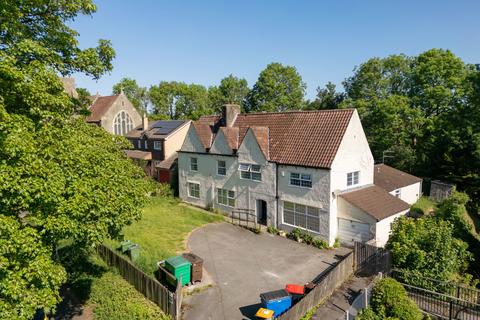 9 bed property, in Cheddar Grove, £650,000