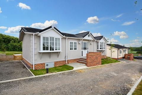 2 bed property, in Yew Tree Park Home, £265,000