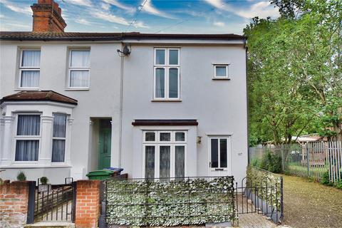 2 bed property, in Cromwell Road, £270,000