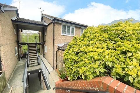 2 bed property, in Pinders Road, £135,000