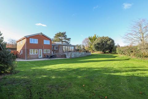 5 bed property, in The Glebe, £875,000