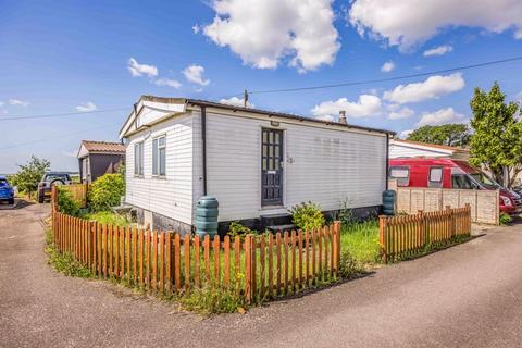 1 bed property, in Nutbourne Park, £129,950