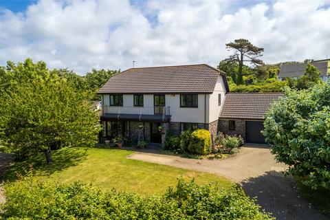 5 bed property, in Sycamore Close, £850,000