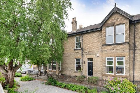 2 bed property, in Cross Morpeth Street, £250,000