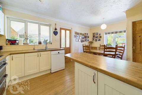 3 bed property, in Preston Lane, £245,000