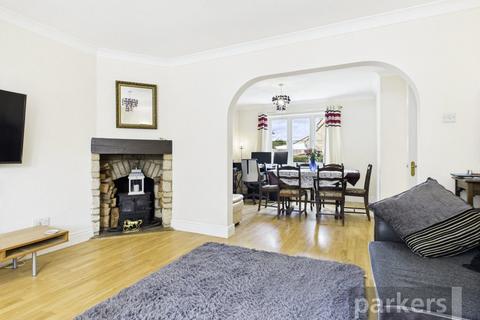 4 bed property, in Littlebrook Meadow, £700,000