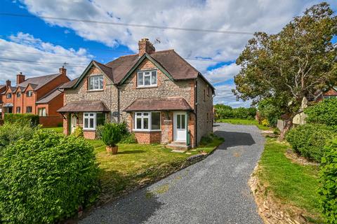 2 bed property, in Birdwood, £350,000