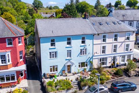 4 bed property, in Dolecoed Road, £150,000