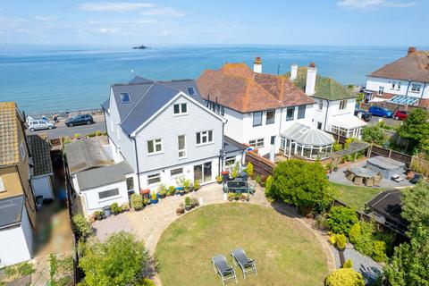 4 bed property, in Western Esplanade, £775,000