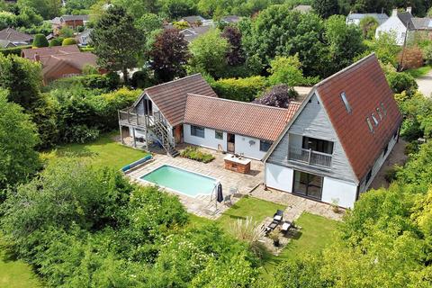 4 bed property, in Peppin Lane, £700,000