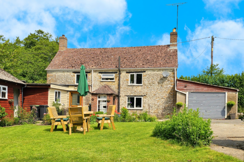 6 bed property, in Hooke, £625,000