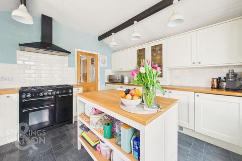 3 bed property, in Peacock Corner, £340,000