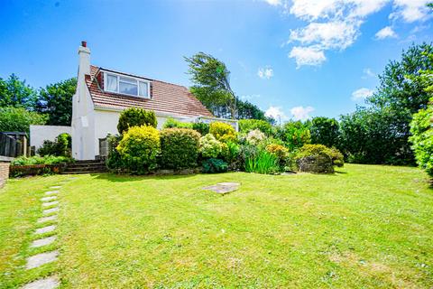 3 bed property, in Winchelsea Lane, £390,000