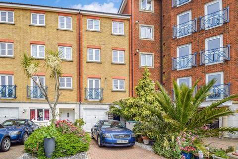 5 bed property, in St. Kitts Drive, £385,000