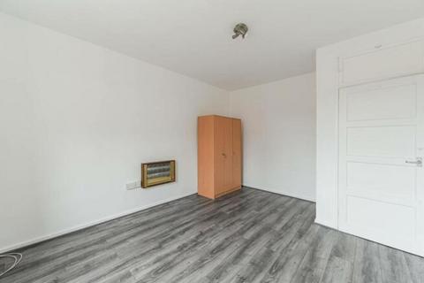 1 bed property, in Stockwell Road, £330,000