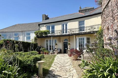 5 bed property, in The Terrace, £425,000