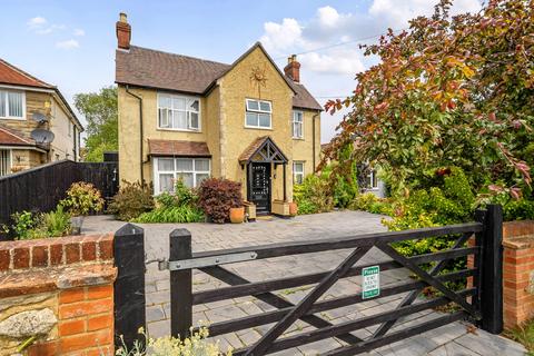 5 bed property, in Stallpits Road, £650,000