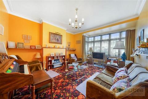 3 bed property, in Woodville Road, £825,000