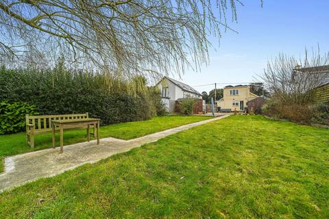 4 bed property, in Grove Road, £325,000