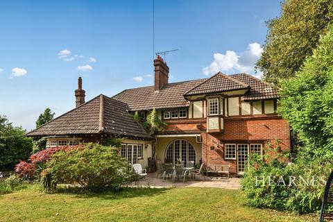 3 bed property, in Wimborne Road, £675,000