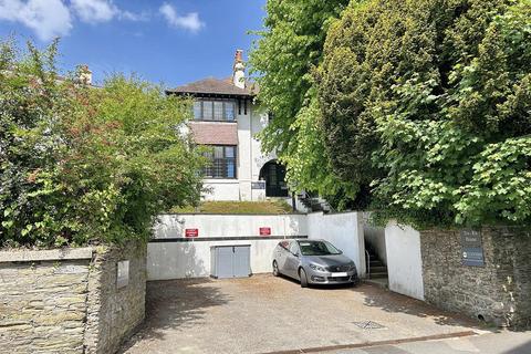 5 bed property, in The Leats, £475,000