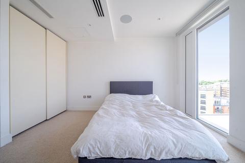 1 bed property, in Central Avenue, £450,000
