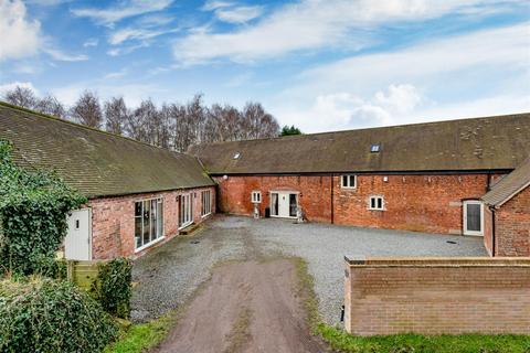 5 bed property, in Dog Leg Barn, £895,000