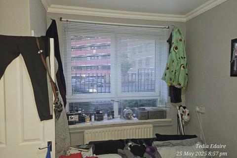 1 bed property, in Rotherhithe New Road, £250,000