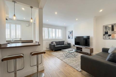 2 bed property, in Rayleigh Road, £325,000