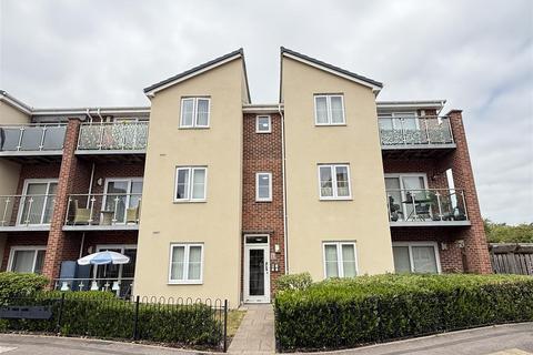1 bed property, in Saw Mill Way, £90,000