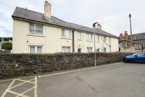 2 bed property, in Queens Road, £200,000
