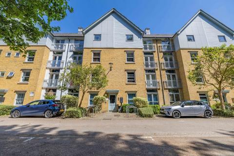2 bed property, in St. Andrews Close, £200,000