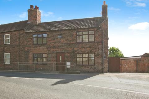 2 bed property, in Main Street, £125,000