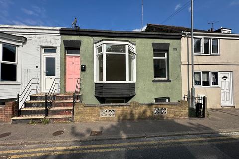 2 bed property, in Eaton Road, £200,000